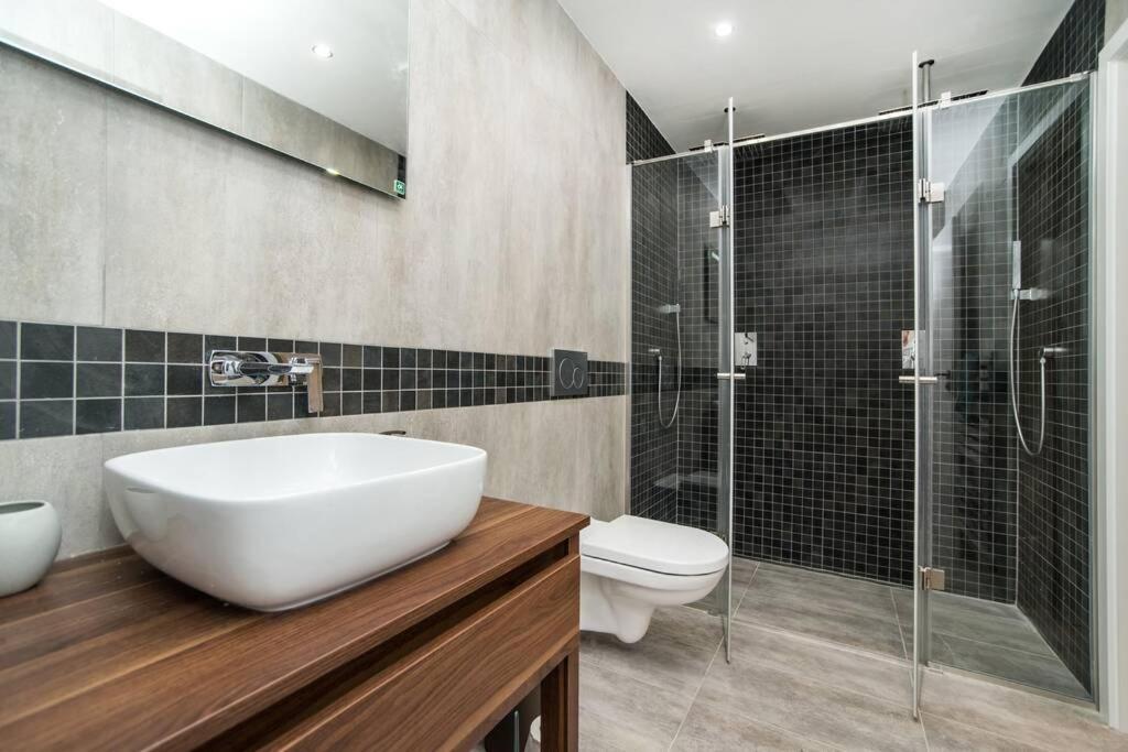 Old Town 1 Bedroom Oasis With Ac And Double Shower Praha Exteriér fotografie